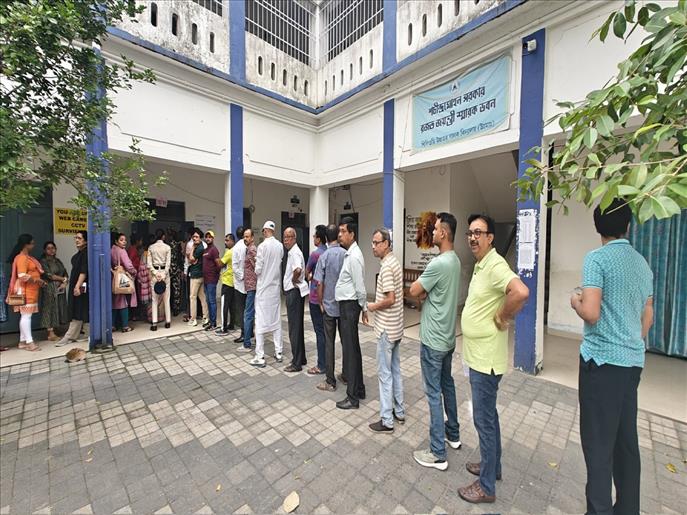 Voters come out en-masse, Tamil Nadu registers 37.57 % turnout while West Bengal sees 41.11% at 11 am